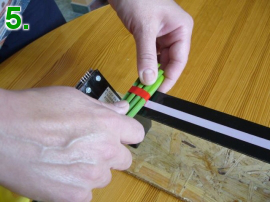 Aby bylo svázání silnější a více napnuté, lze natočit delší kus pásky.